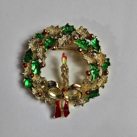 VINTAGE GERRY'S SIGNED GOLD TONE ENAMEL CHRISTMAS WREATH PIN BROOCH - Picture 5 of 16